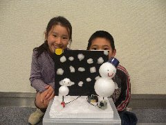 雪の中でおどっている親子