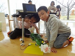くるくる回るゆうかんなワニ